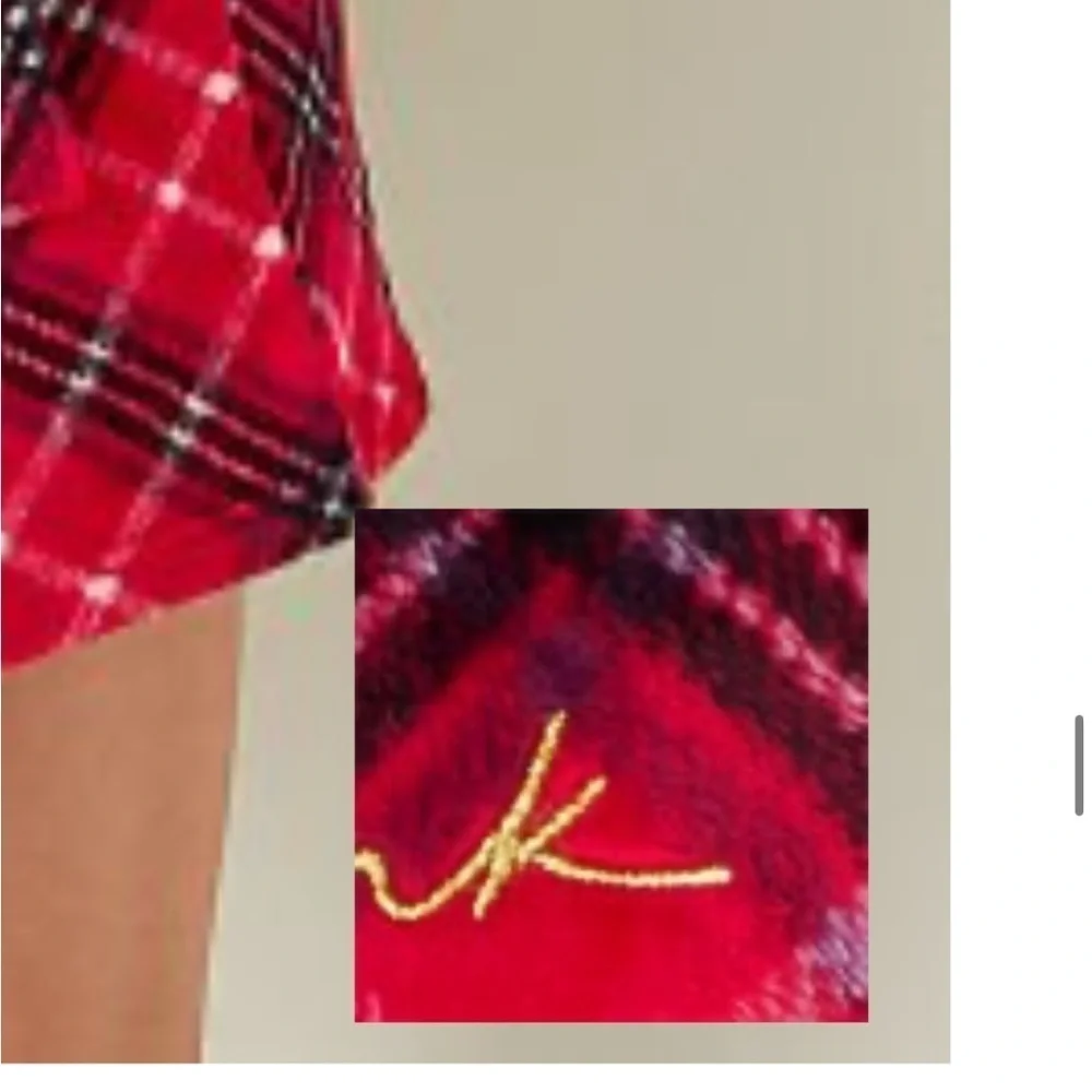 PINK
Fluffy Robe​​​​​​​ - Picture 2 of 2